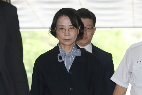 한진그룹 일가를 둘러싼 '갑질 논란'의 중심에 선 조양호 회장의 부인 이명희씨가 20일 영장실질심사를 위해 서초동 서울중앙지법으로 들어가고 있다. 법원은 이씨의 출입국관리법 위반 혐의와 구속 필요성을 심리한다.